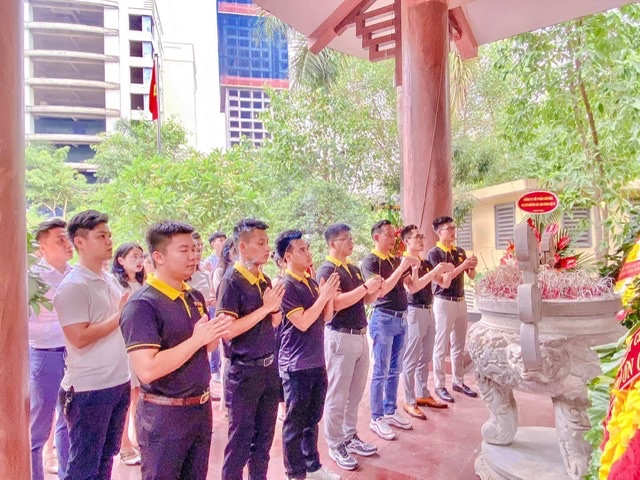 Cán bộ công nhân viên Hệ sinh thái DGroup Holdings dâng hương tại Đài tưởng niệm Dịch Vọng Hầu.